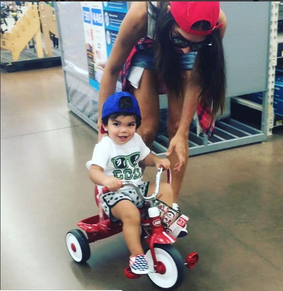 Alejandra Espinoza prueba un triciclo para su pequeño Mateo