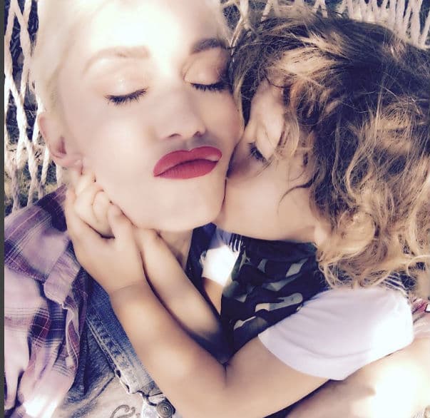 Gwen Stefani con su hijo disfrutando de un descanso en su gira.