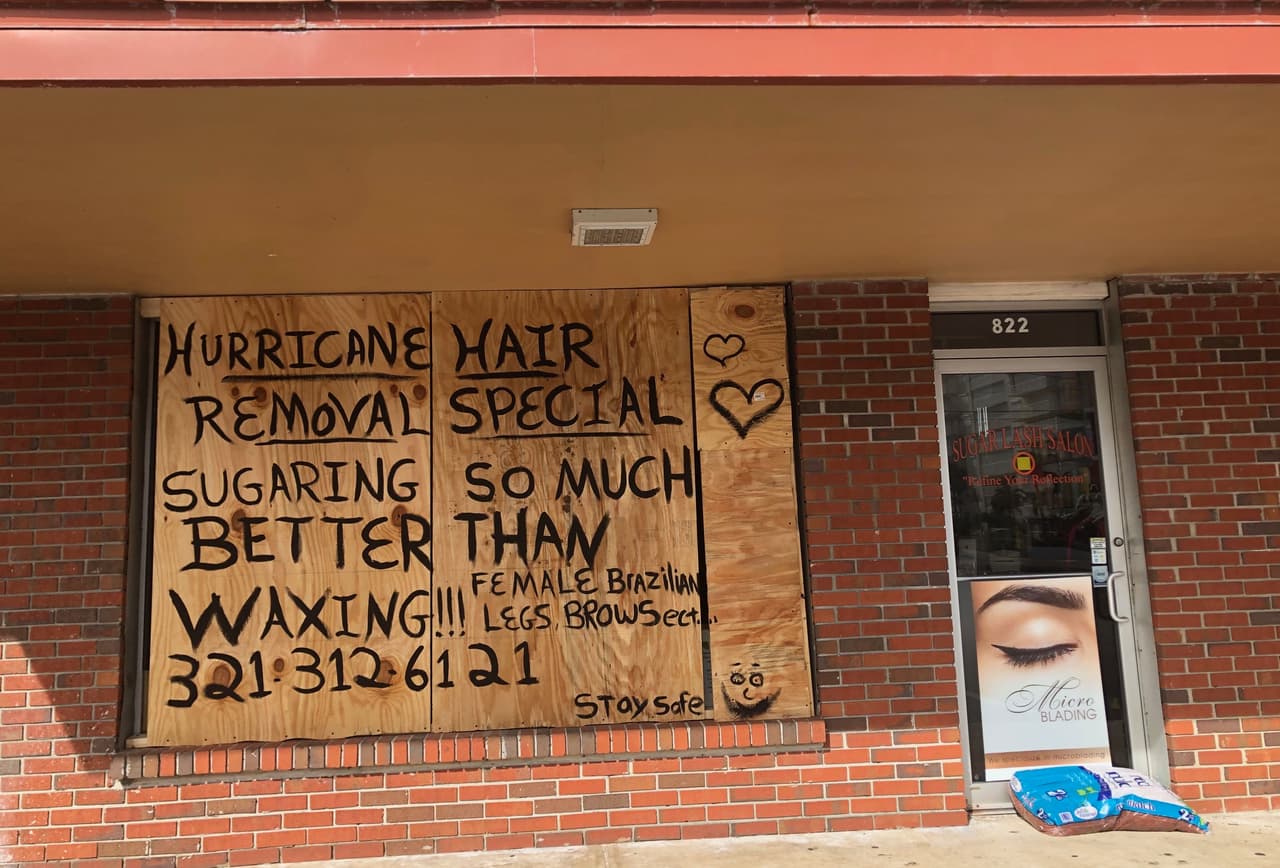 Algunos comercios aprovecharon la ocasión de la llegada de Dorian para ofrecer 'promociones especiales' por el huracán como este local de depilación, ubicado en la franja de playa de Melbourne.