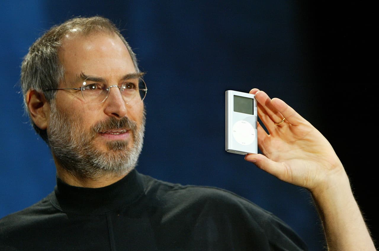<b>Steve Jobs, Apple</b>.
<br>
<br>Este empresario y diseñador industrial fundó Apple Computer Inc. en el garaje de su familia en 1976. Durante su segundo periodo como CEO de la empresa, ayudó a revolucionar la forma en que escuchamos música y usamos los teléfonos y las computadoras. El iPhone fue una de sus apuestas más arriesgadas y significó el comienzo de la era del teléfono inteligente con pantalla táctil. Murió en 2011 a los 56 años de edad.
<br>