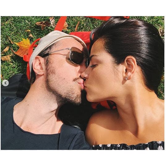 Para rematar su pequeña galería, publicó esta foto donde le da un romántico beso a Koko Stambuk.