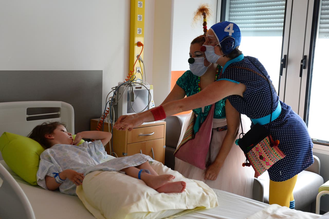 Cada día, 300 jóvenes menores de 19 años son tratados en salas de emergencia debido a envenenamiento y 
<a href="https://www.cdc.gov/safechild/Poisoning/index.html"><u>dos de esos mueren</u></a>. Esto no sólo ocurre con venenos claramente catalogados como tal, sino también por errores en el cálculo de la dosis de medicamento y productos del hogar.