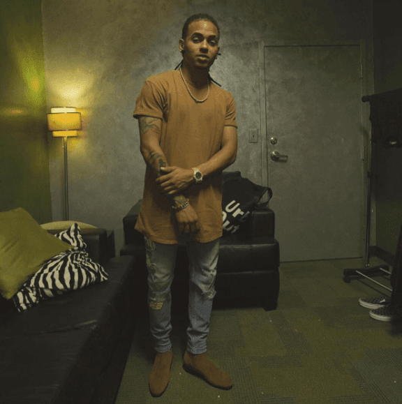 Fue a mediados de 2017 que el cantante Ozuna golpeó a un elemento de seguridad con su micrófono. Si bien el puertorriqueño no aclaró el incidente, circuló en redes sociales un video en el cual el cantante se muestra molesto con un guardia de seguridad que estaba parado en escenario, y en medio de una canción, le dijo: “¿Tienes problemas? Papi, bájate, que no puedes estar aquí. Ayer fue lo mismo”, y lanzó un golpe directo a la cabeza del guardia, quien, aunque quiso responder a la agresión, fue detenido por el personal de Ozuna.