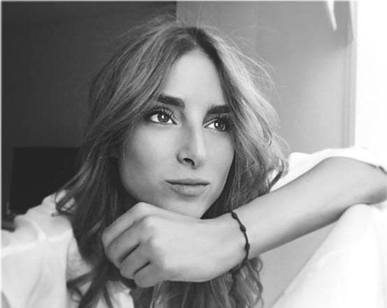 Ambas nacieron el mismo mes. Estefanía llegó a este mundo el 20 de marzo de 1989 en España, mientras que Aislinn lo hizo el 18 de marzo de 1987 en México.