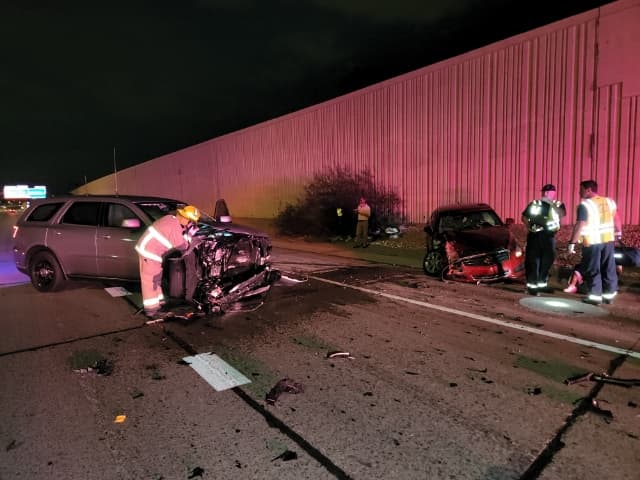 El policía estatal sufrió lesiones que no ponen en peligro su vida durante la colisión y fue transportado a un hospital.