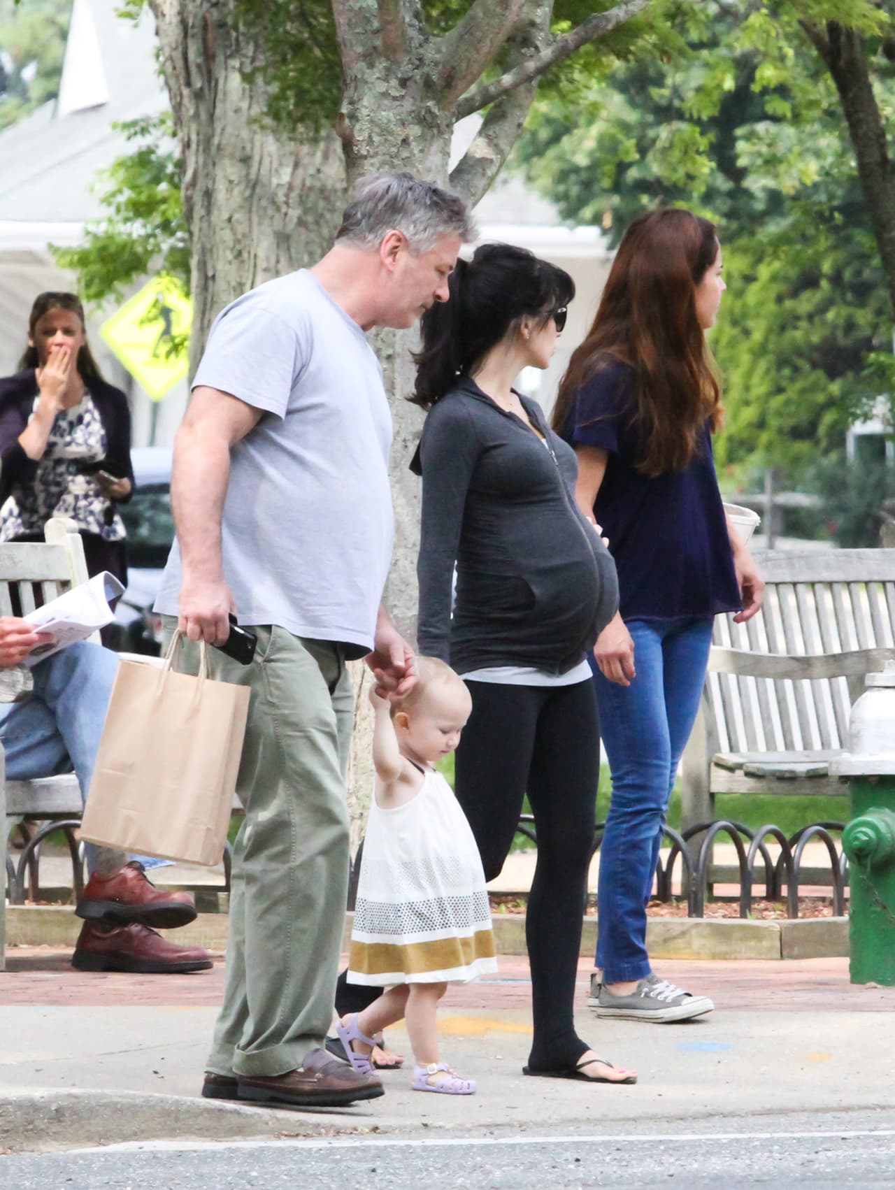 Por eso Alec sólo lleva una camisa e Hilaria una delgada chaqueta.