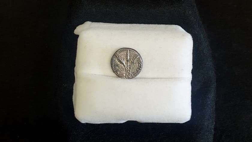 La recuperación de la moneda, que se dice que fue excavada ilegalmente en 2002, se produjo después de años de búsquedas en varios países que comenzaron con una pista de un informante en Cisjordania y llevaron a consultas en Jordania e Reino Unido mientras los investigadores rastreaban su paradero.