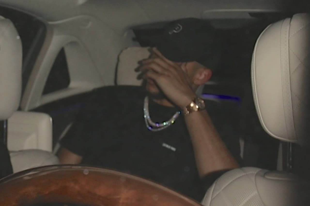 Simmons también ha intentado ser discreto, pero la pareja fue captada almorzando en el 
<b><a href="https://www.dorchestercollection.com/en/los-angeles/the-beverly-hills-hotel/restaurants-bars/the-polo-lounge/">Polo Lounge</a></b> del Beverly Hills Hotel en Los Ángeles y días más tarde se les vio en Manhattan, cenando y compartiendo unos tragos en 
<b><a href="https://ny.eater.com/2016/4/26/11510294/vandal-restaurant-review-bowery ">Vandal</a>.</b>