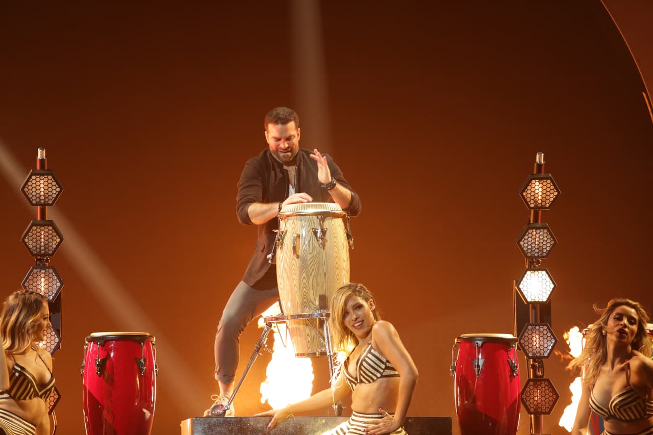 El otro sentenciado de la noche, Alejandro Nones llegó para dominar la pista con una cumbia.
