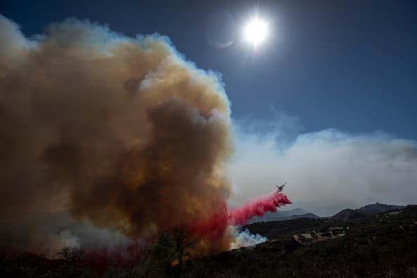Con vientos cambiando de dirección constantemente, el 
<a href="https://www.univision.com/local/los-angeles-kmex/alisal-fire-evacuaciones-santa-barbara-california">incendio Alisal</a> continúa su quema y alcanza a destruir 16,800 acres a este jueves. Una densa nube de humo se levanta sobre Santa Bárbara ya hay 
<a href="https://twitter.com/SouthCoastAQMD/status/1448651110739181576" target="_blank">aviso de mala calidad de aire</a> en ese condado y para Los Ángeles.