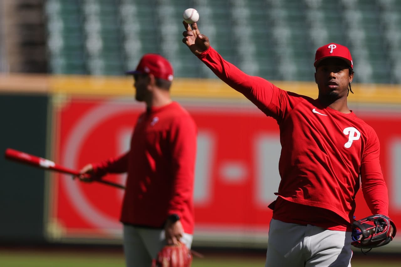 El dominicano Jean Segura #2 participa del entrenamiento antes del primer juego contra los Astros. Los Astros son una potencia a vencer en Grandes Ligas. Han llegado a la Serie de Campeonato seis veces consecutivas y han ganado cuatro de los últimos seis banderines de la Liga Americana.