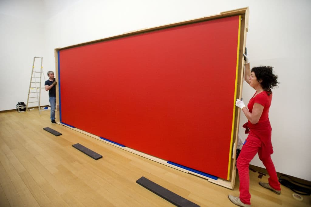 <b>Quién teme al rojo, amarillo y azul III - Barnett Newman</b>
<br>Esta obra sufrió un ataque por resultar ser controversial y ser cuestionada como arte. La agresión se dio en el Museo Stedelik de Ámsterdam. En 1986 formó parte de una exhibición muy importante donde se cuestionó lo que constituye el arte. Un hombre llamado Gerard Jan van Bladeren afectó la pintura al destrozar el lienzo con un cúter.
