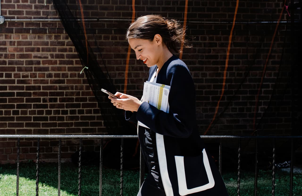 Algunos analistas políticos consideran que la victoria de Ocasio-Cortez fue la mayor sorpresa desde que el Líder de la Mayoría de la Cámara, Eric Cantor, un republicano, perdió en 2014 ante un profesor de derecha poco conocido, Dave Brat.