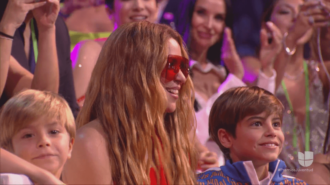 La artista estuvo acompañada de sus hijos, quienes se dejaron ver felices por los logros de su madre.