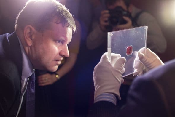 Ante esta situación, las autoridades locales acudieron a la imprenta de un periódico para salir del paso y así nacieron unos sellos conocidos por su precio y color: el magenta de un penique, el magenta de cuatro peniques y el azul de cuatro peniques.