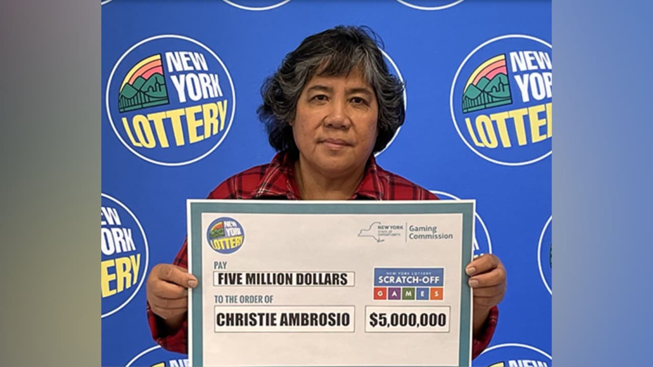 <u><b>Gana 5,000,000 en raspadito; le quitan 54% de impuestos</b></u>
<br>
<br>La lotería de Nueva York informó que una vecina del área de Pomona, Christie Ambrosio, 
<b>acudió a cobrar su premio de 5,000,000 de dólares </b>que obtuvo en el juego de raspadito Xtreme Money.
<br>
<br>Ambrosio eligió 
<b>recibir el premio en una sola exhibición</b>.
<br>
<br>Tras retenerle impuestos por un equivalente al 
<b>54% del total del premio, la mujer obtuvo $2,311,050.</b>
<br>