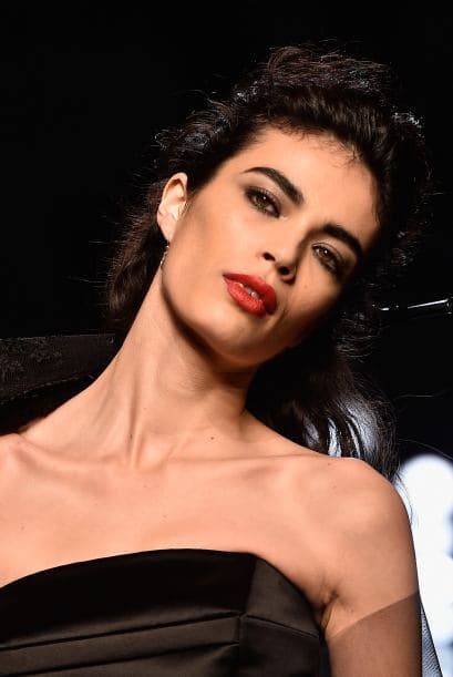 Bronze Age. Aplica la tendencia del bronce a tus ojos ahumados, para un efecto natural y chic.