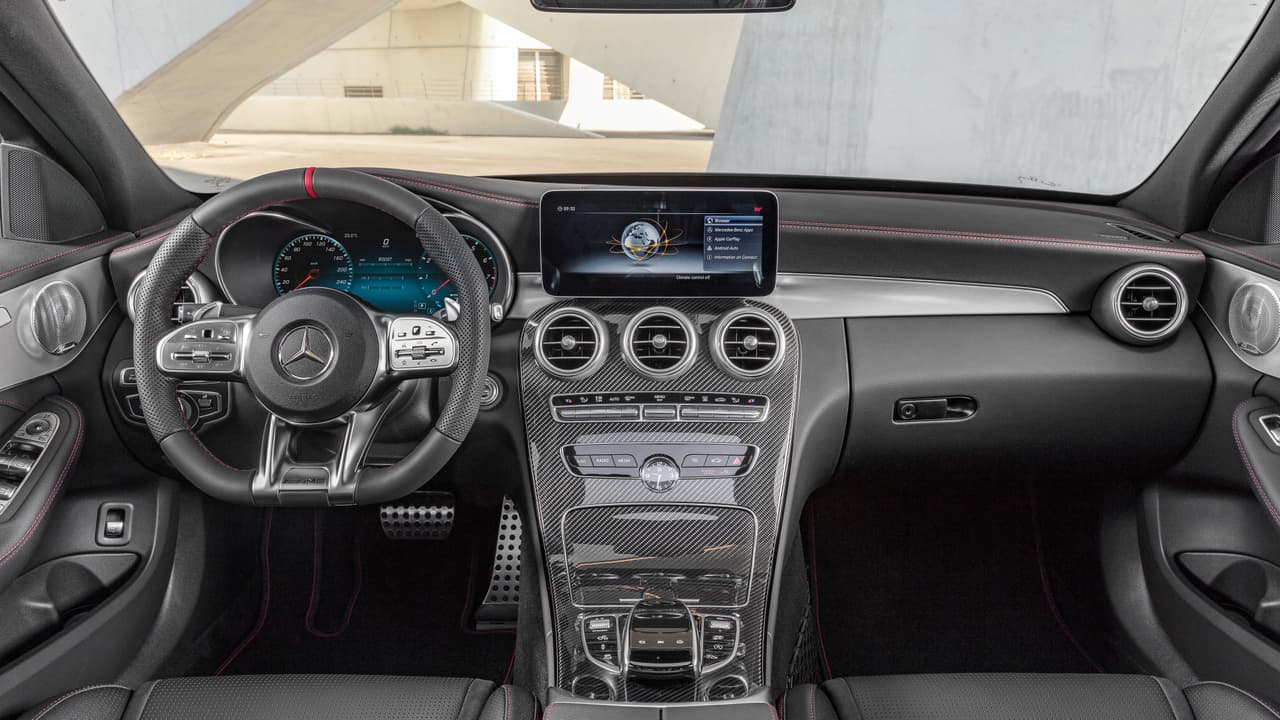 El cambio más aparente en la cabina del nuevo Mercedes-AMG C43 2019 es la nueva panatlla del sistema telemático de 13.3 pulgadas en sustitución de la antigua unidad de 8.4 pulgadas. También vemos una nueva versión del volante AMG de fondo plano con mucha más funcionalidad de en el pasado.