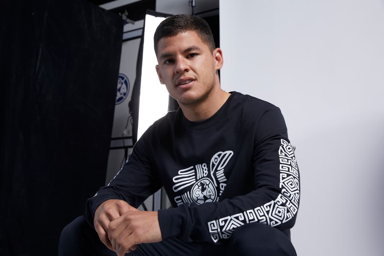 Las Águilas del América presentaron su tercer uniforma para la temporada 2021. La playera tiene motivos prehispánicos en blanco y negro, los cuales logran entrar en armonía con los patrocinadores plasmados en el jersey. La colección incluye pants y playeras complementarias al uniforme.