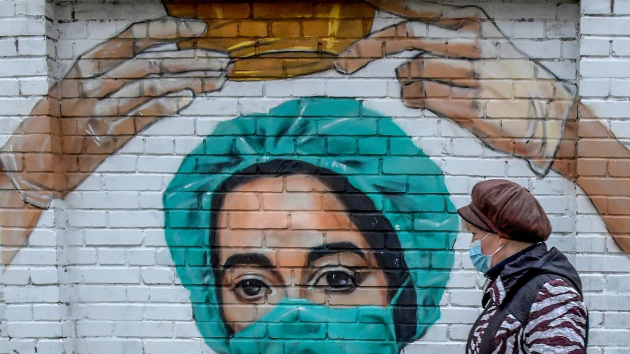 Los expertos recomiendan usar mascarillas de tela y algodón que tengan dos o tres capas, o utilizar las que tienen filtros porque brindan más protección. Señalan que es importante ponérsela sobre la nariz, la boca y la barbilla para evitar contagiarse con el virus.