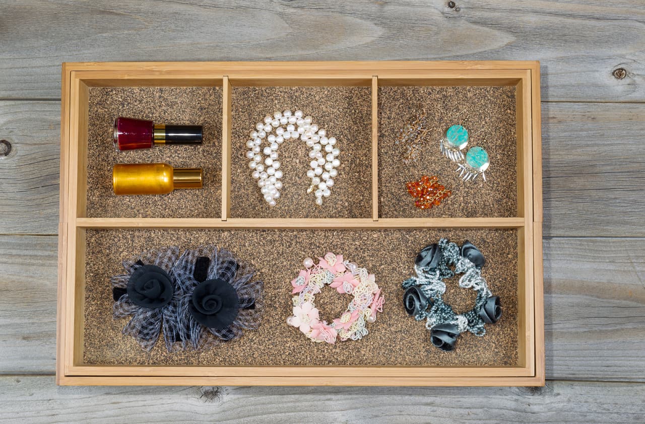 Como un tip extra, te recomendamos guardar tu bisutería en un lugar exclusivo, ya sea en un joyero, una cajita pequeña o una bolsita de tela, así evitarás que se ensucien rápidamente y, sobre todo, que se extravíe.