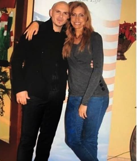 El cantante Pitbull también está en las lista de sus más queridos y famosos amigos.