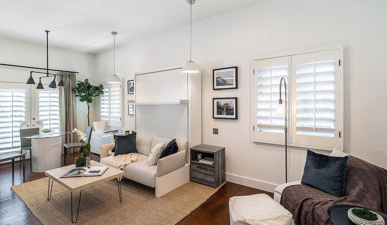 Los huéspedes pueden gozar de dos dormitorios, igual número de baños, un salón y cocina si desean preparar sus alimentos sin molestar a los dueños de la casa.