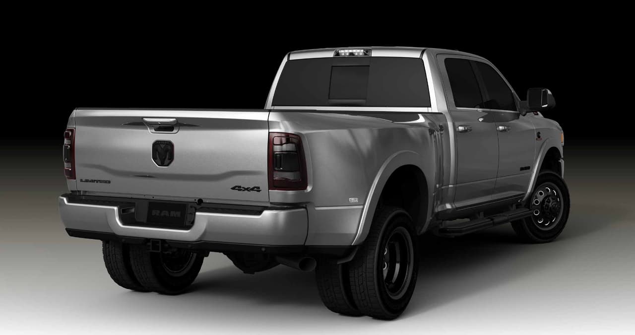 La Ram Heavy Duty Night Edition está disponible en los modelos Ram 2500 y 3500 con cabina Crew Cab y configuraciones 4x2 y 4x4. Además, cuenta con la opción de elegir entre el motor V8 HEMI de 6.4 litros o el reconocido Cummins de seis cilindros en línea y 6.7 litros que entrega uno de los mayores torques disponible en el segmento: 1,000 lb-pie.