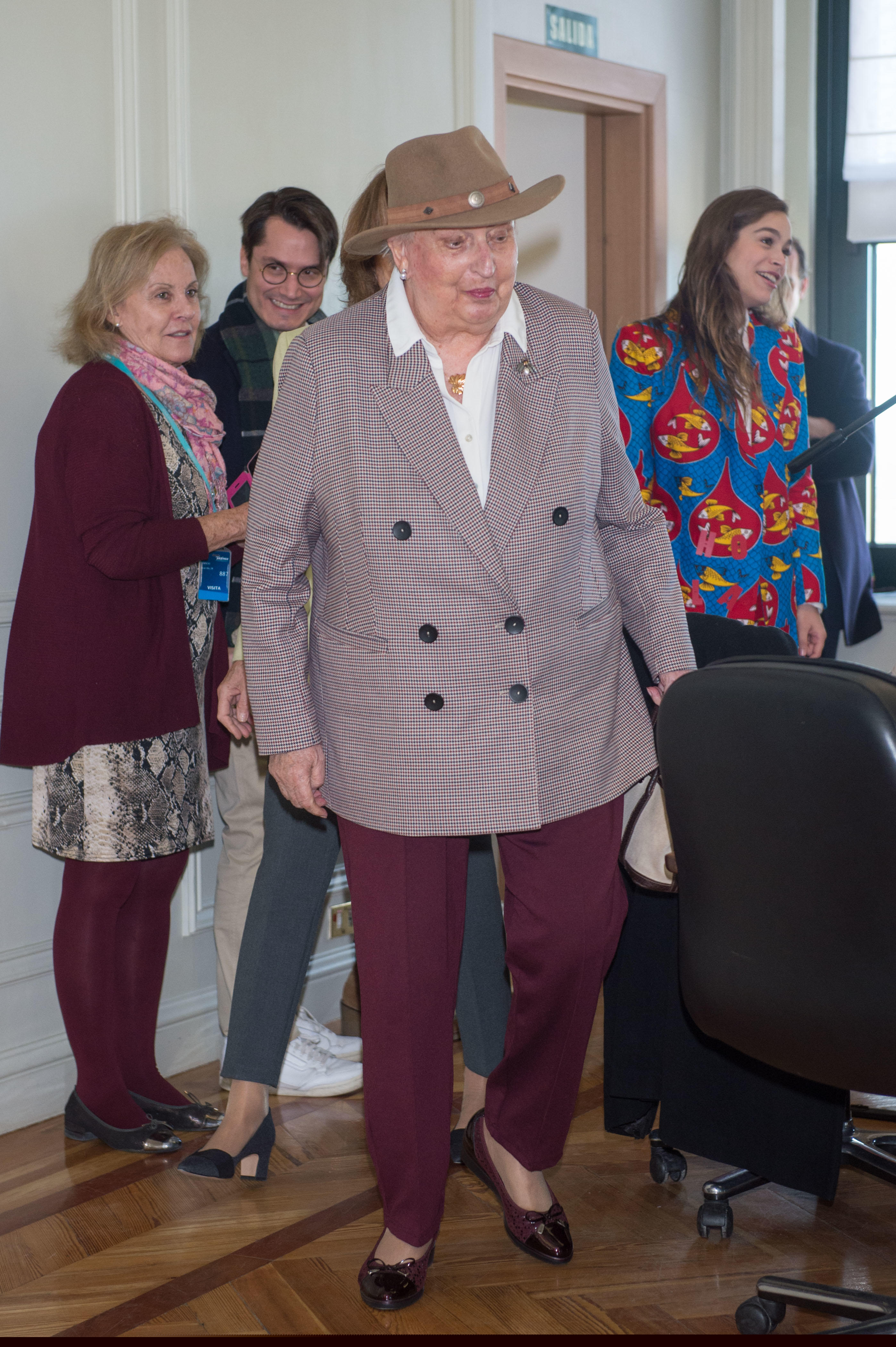 El medio afirma que entre ambos existe un trato cordial y que, incluso, Carney viajó en varias ocasiones a España para visitar a su exsuegra y estar pendiente de su salud. 
<br>