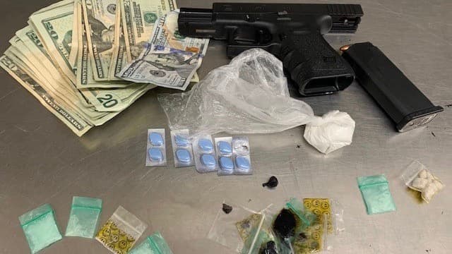 Oficial de policía en bicicleta descubre drogas y un arma robada en Salt Lake City