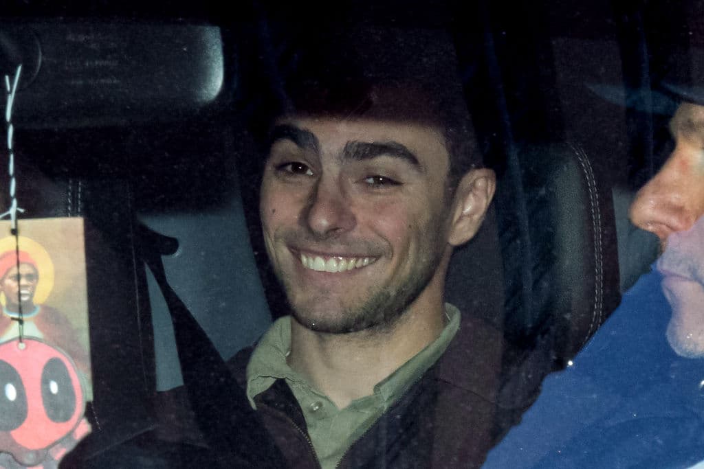 No solo fue captado riendo durante el proceso judicial, sino que al salir del tribunal en Mantahhan, también iba risueño. Una realidad que contrasta con lo que experimenta en estos días 
<b><a href="https://www.univision.com/noticias/estados-unidos/amenazas-paulette-thompson-a-brian-thompson-director-ejecutivo-united-healthcare-hotel-nueva-york" target="_blank">la familia de Brian Thompson; su viuda Paulette y sus dos hijos</a></b>, en Minneapolis, Minnesota, donde residía el asesinado CEO de 
<b>la mayor aseguradora de salud en Estados Unidos</b>.