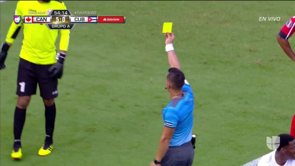 Tarjeta amarilla. El árbitro amonesta a Yosel Piedra de Cuba