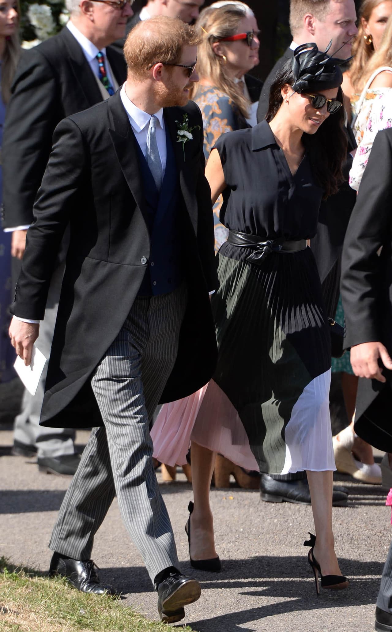 A pesar de haber acontecido en pleno verano y a diferencia de las otras invitadas, la duquesa eligió un vestido en tonos oscuros que combinaba el negro con verde. Tonalidades totalmente fuera de temporada.