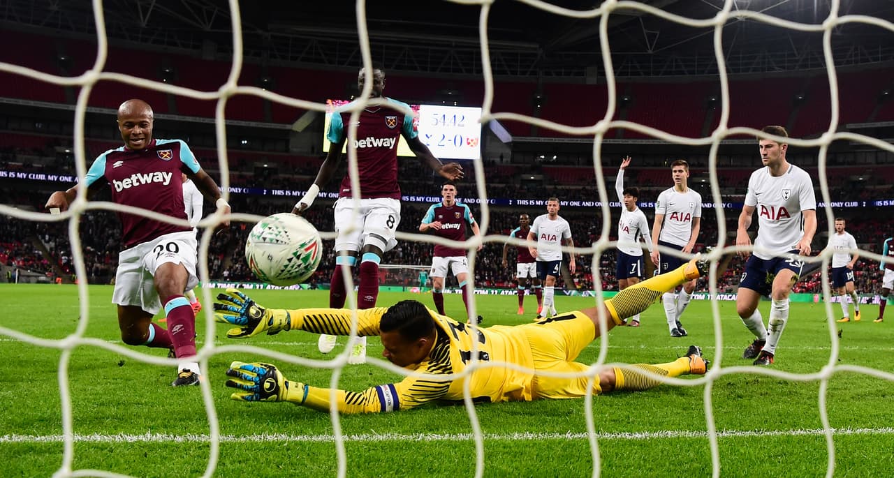 Sin 'Chicharito' y con varios suplentes; West Ham eliminó al Tottenham