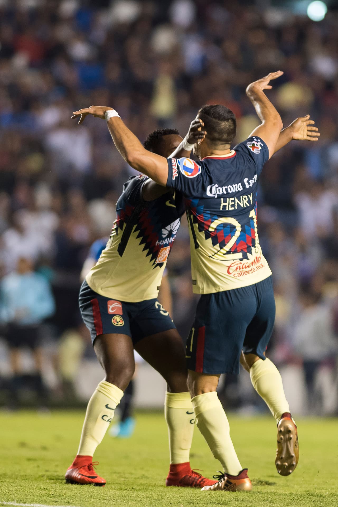 Era parte del Soccer Club, un equipo semiprofesional de Mérida y que dirigía su padre. Ahí, un día lo vio jugar Daniel Rosello, un visor uruguayo de Venados de Yucatán de la Liga de Ascenso MX, y le invitó a probar suerte en el conjunto profesional.
