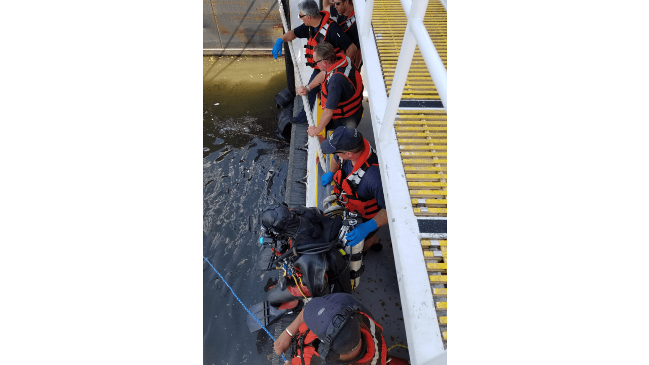 Las autoridades de Illinois y de Chicago realizan búsqueda por las personas que fueron víctimas del accidente.