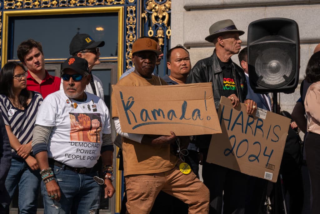 Desde el lugar en el cual comenzó su carrera política, la alcaldía de San Francisco, Kamala Harris recibió el respaldo de decenas de personas, de diferentes razas, que confían en su gestión.