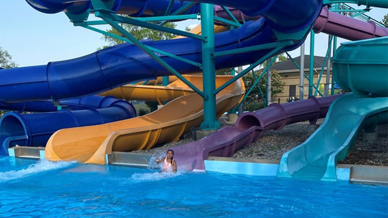 <h3 class="cms-H3-H3"><b>Rainbow Falls Waterpark</b></h3>
<br>Cuatro toboganes gigantes encabezan la diversión en este parque en Elk Grove. Además, hay piscinas para niños pequeños, y áreas de juegos. El parque inicia operaciones el sábado, en el fin de semana del Día de los Caídos. Para más información, consulta 
<a href="https://www.elkgroveparks.org/destinations/other-facilities/rainbow-falls-water-park-community-center/overview" target="_blank">la página del parque</a>. 
<br>
<br>
<b>¿Dónde?</b>
<br>Rainbow Falls Waterpark 180 Lions Dr. (Elk Grove Village, IL 60007)
<br>
<br>
<b>¿Costo?</b>
<br>El acceso tiene un costo de $18, con tarifa especial para residentes y adulto mayores.