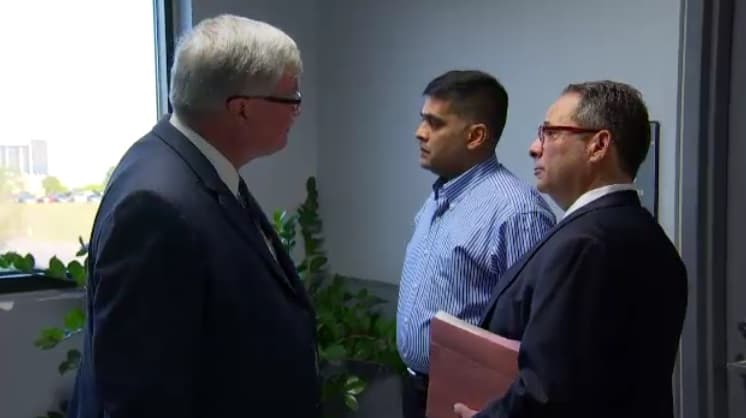 Wesley Mathews asistió a la corte familiar acompañado de su abogado criminal, pero pidió más tiempo para encontrar a un representante civil.