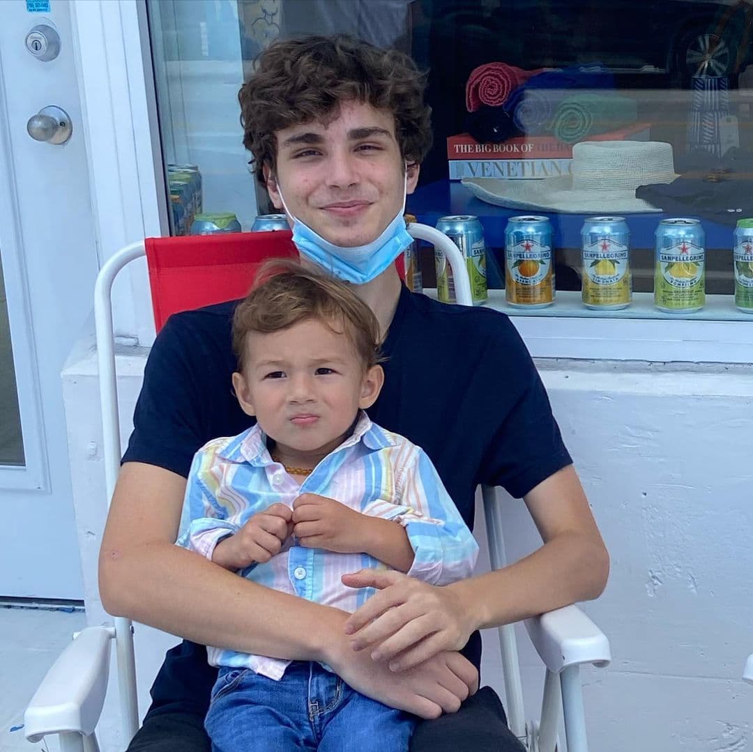 Liam también le guarda admiración y mucho cariño a su hermano grande. Sin duda, este pequeño va por muy buen camino guiado por cada integrante de la familia.