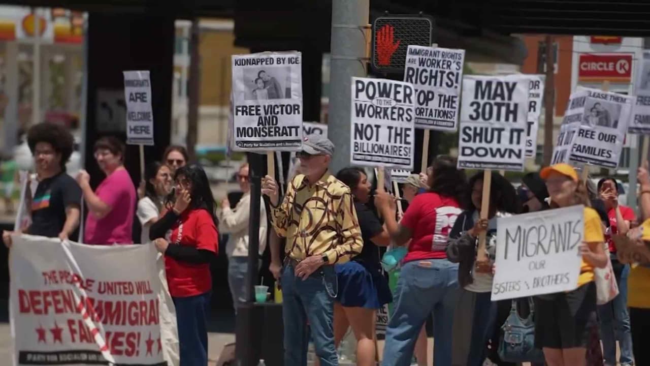Protestan en Texas por detención de madre venezolana y sus hijos en San Antonio