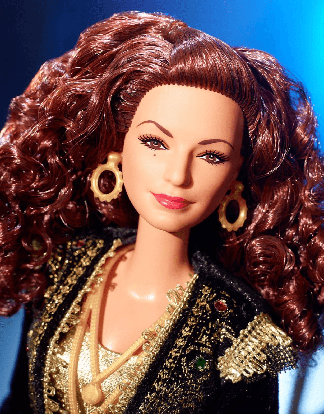 <b>Gloria Estefan</b>
<br>
<br>Como el mejor regalo de cumpleaños, categorizó
<a href="https://www.univision.com/musica/septiembre-el-mes-de-las-celebraciones-para-gloria-estefan-fotos" target="_blank">Gloria Estefan</a> a su propia mini versión. El
<i>look </i>de la Barbie está inspirado en el traje que usó en el video musical de ‘Get On Your Feet’, uno de los éxitos más conocidos de
<a href="https://www.univision.com/musica/gloria-estefan-lloro-con-el-regalo-que-le-dio-su-nieto-de-10-anos" target="_blank">la cantante</a> cubana: “muchas niñas hispanas jugarán con su Barbie y se darán cuenta de que sus sueños pueden hacerse realidad".