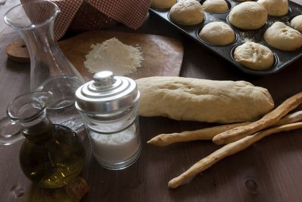 Necesitas: 2 cucharadas de mantequilla, 4 tazas de harina de todo uso, 1 cucharadita de soda de hornear, 1 cucharadita de sal, 1 ó 1 ½ tazas de leche cortada y una 1 ½ cucharada de vinagre.