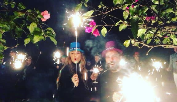 Marjorie de Sousa y Julián Gil son inseparables y así de felices festejaron el nuevo año.