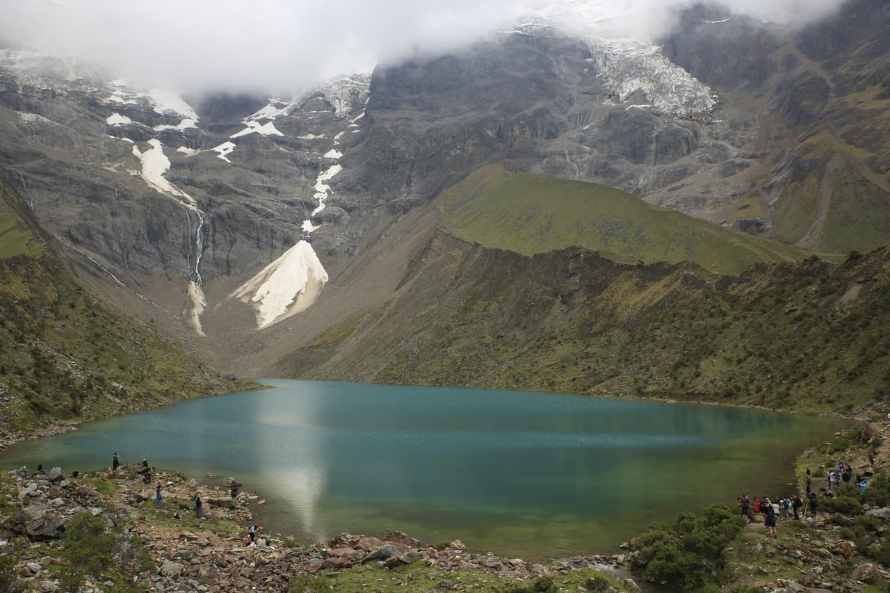 <b>La Laguna Humantay</b> es alimentada por el deshielo de los glaciares de la montaña que lleva el mismo nombre y 
<b>sus aguas parecen de color turquesa</b>. Este lugar recibe a unos 1,000 visitantes por día, que caminan al menos dos horas desde la localidad de
<b> Soray Pampa</b>, entre paisajes multicolores, llamas y alpacas, para poder apreciarla. Está a 4,180 msnm y queda cerca del conocido nevado de 
<b>Salkantay</b>. 
<br>