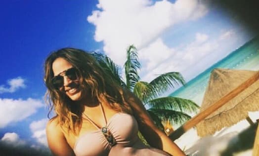 Karla Martínez: "¡Besitos desde Cancún! #mimexico photo: byAntonella". (Noviembre 26, 2015)