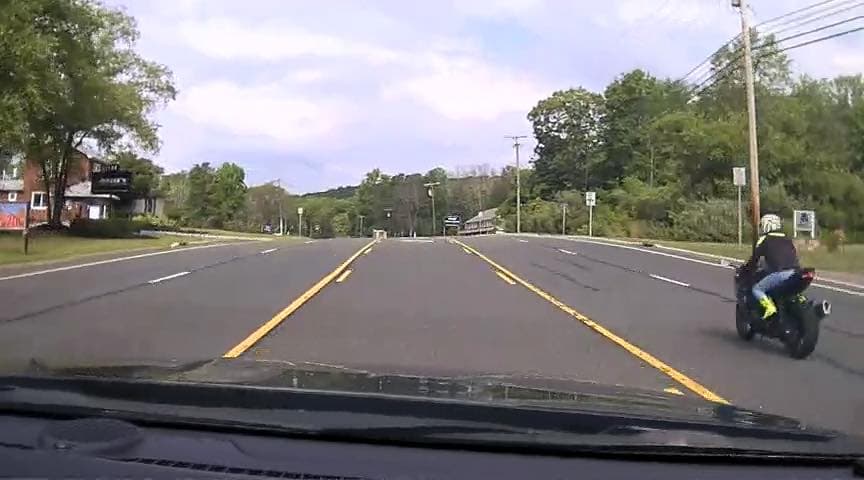 Las autoridades informaron que los cargos por los que buscan a los motociclistas son robo, asalto agravado y evasión.
<br>