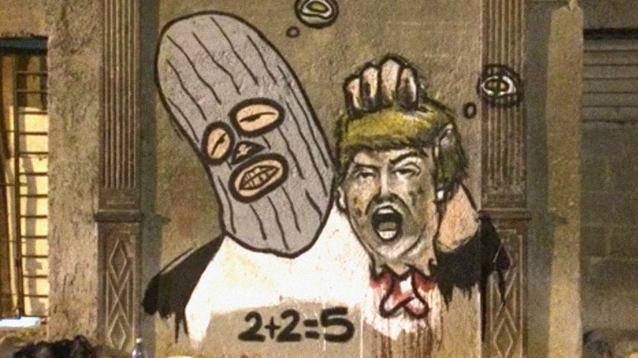 Un artista cubano pinta un mural de Donald Trump decapitado en La Habana