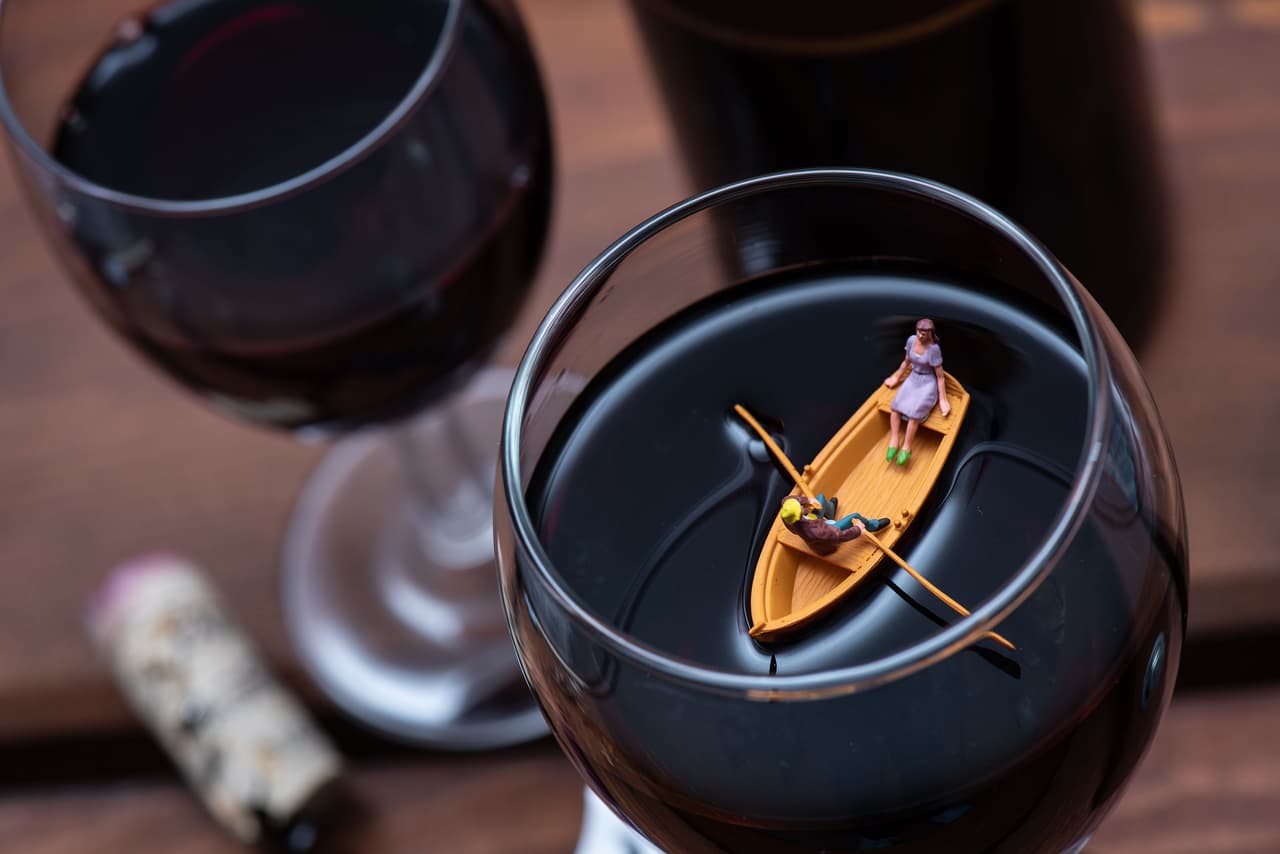 A través de la experimentación el artista notó que las miniaturas en conjunto con elementos reales creaban llamativos e irónicos mundos microscópicos.