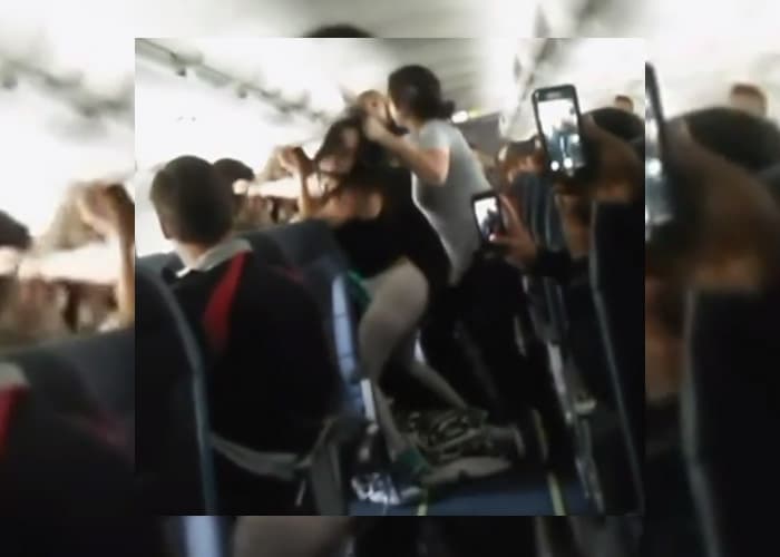 Cinco pasajeras se pelean pleno vuelo por el volumen de un reproductor de música